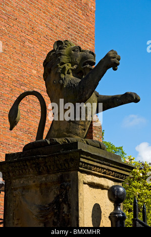 Nahaufnahme der Löwenstatue am Pfosten bei Gray's Court Hotel York North Yorkshire England Großbritannien GB Großbritannien Stockfoto