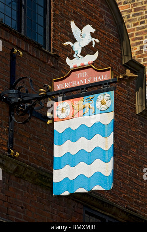 Nahaufnahme von Sign über dem Eingang zur Merchant Adventurers Hall Fossgate York North Yorkshire England Großbritannien GB Großbritannien Stockfoto