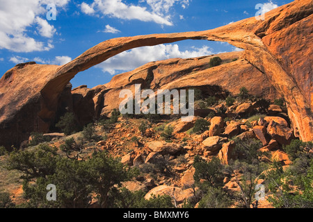 Landscape Arch im Arches National Park im Südosten von Utah in der Nähe der Stadt Moab Stockfoto
