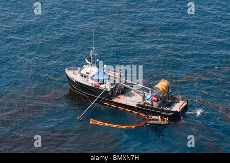 Öl skimming Boot sammeln Öl drei Meilen nördlich von Quellwebsite MC 252, Golf von Mexiko, USA. Stockfoto