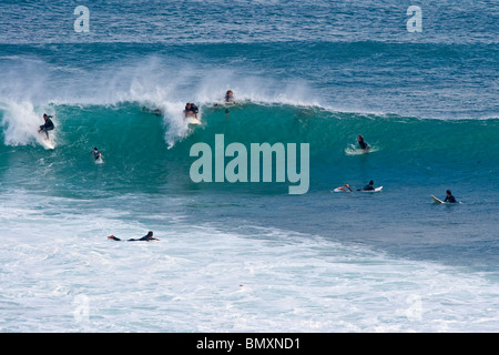 Surfer auf einer Welle an Huzzawouie (Schrecken) eine Brandung brechen am South Point, aus Gracetownsogenannte & nördlich von Margaret River, Western Australia Stockfoto