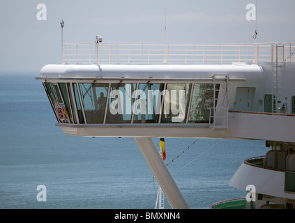 Deck Offizier auf der Uhr auf dem Port Bridgewing & O P-Liner Azura. Die Azura ist neben Gibraltar Hafen festgemacht. Stockfoto