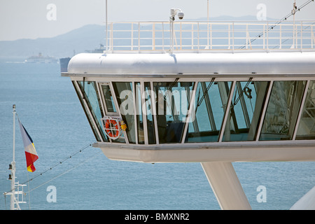 Nautischer Offizier der Wache auf dem bridgewing der Azura. (P&O-Liner). Auf Gibraltar gebunden Stockfoto