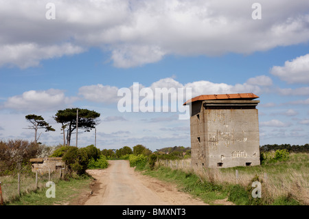 Weltkrieg zwei Lookout Tower (rechts) Weltkrieg Pillbox (links) Osten Lane, Bawdsey, Suffolk, UK. Stockfoto