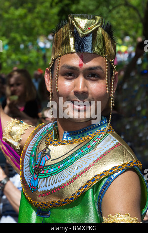 Mann gekleidet in ägyptischen Kostüm für das West End Festival im Kelvingrove Park, Glasgow Stockfoto