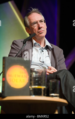 Autor Ian McEwan abgebildet sprechen auf der Bühne Hay Festival 2010 Hay on Wye Powys Wales UK Stockfoto