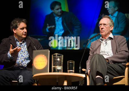 Autor Ian McEwan (rechts) im Bild sprechen auf der Bühne Hay Festival 2010 Hay on Wye Powys Wales UK Stockfoto