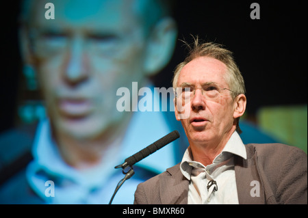 Autor Ian McEwan abgebildet sprechen auf der Bühne Hay Festival 2010 Hay on Wye Powys Wales UK Stockfoto