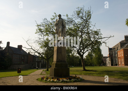 Statue von Admiral Nelson, außerhalb Norwich Kathedrale, Norwich, Norfolk, England. Stockfoto