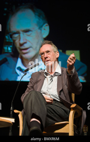 Autor Ian McEwan abgebildet sprechen auf der Bühne Hay Festival 2010 Hay on Wye Powys Wales UK Stockfoto