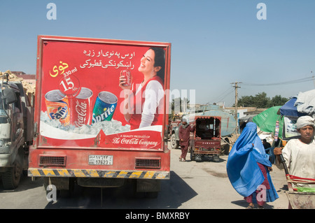 Der Provinz Balkh Afghanistan. Mazar.Mazar.Advertising auf der Rückseite ein Coca Cola Truck mit Passanten Stockfoto