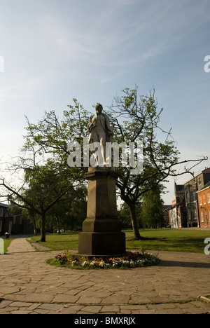 Statue von Admiral Nelson, außerhalb Norwich Kathedrale, Norwich, Norfolk, England. Stockfoto