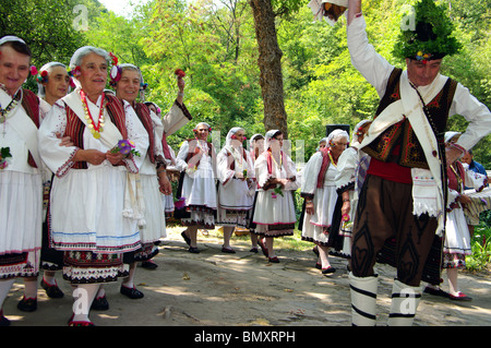 Hochzeit Tanz Kopanari Ethnie aus Bulgarien. Stockfoto