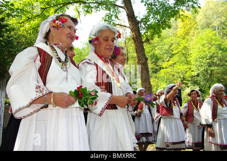 Hochzeit Tanz Kopanari Ethnie aus Bulgarien. Stockfoto