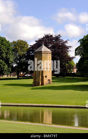 Alte Tauben und See, Abington Park, Northampton, Northamptonshire, England, UK Stockfoto