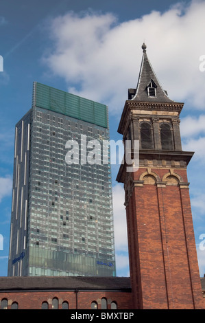 Die ehemalige Gemeinde Kapelle mit dem Hilton Hotel (Beetham Tower) im Hintergrund. Wie aus Castlefield gesehen. Stockfoto