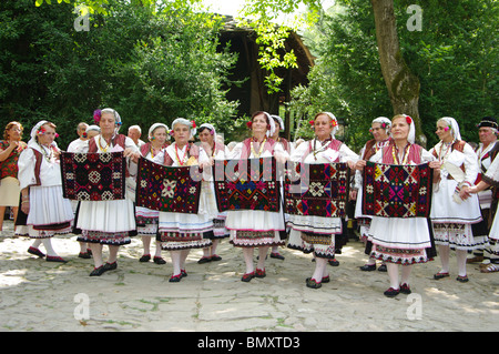 Hochzeit Tanz Kopanari Ethnie aus Bulgarien. Stockfoto