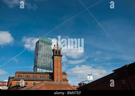 Die ehemalige Gemeinde Kapelle mit dem Hilton Hotel (Beetham Tower) im Hintergrund. Wie aus Castlefield gesehen. Stockfoto