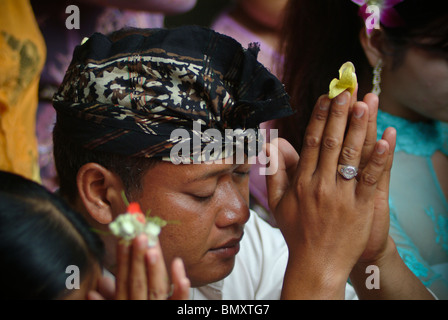 Im örtlichen Tempel in Ubud kommen Bali, Indonesien, hinduistischen Anbeter Angebote zu verlassen und am Heiligen Tag der Galungan beten. Stockfoto