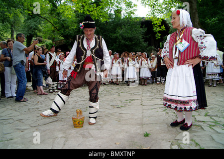 Hochzeit Tanz Kopanari Ethnie aus Bulgarien. Stockfoto