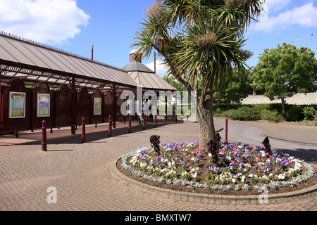 Die Tourist-Information und die viktorianischen Straßenbahnhaltestelle in Seaton Devon England Stockfoto