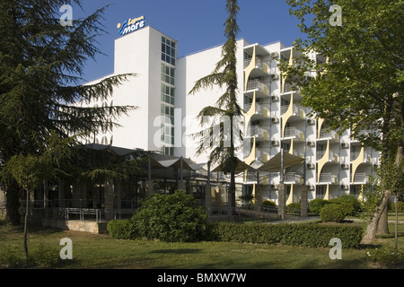 Albena Resort, moderne Architektur zwischen Bäumen, Balkan, Bulgarien, Osteuropa Stockfoto