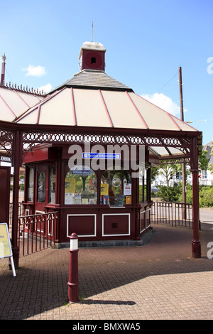 Die Tourist-Information und die viktorianischen Straßenbahnhaltestelle in Seaton Devon England Stockfoto