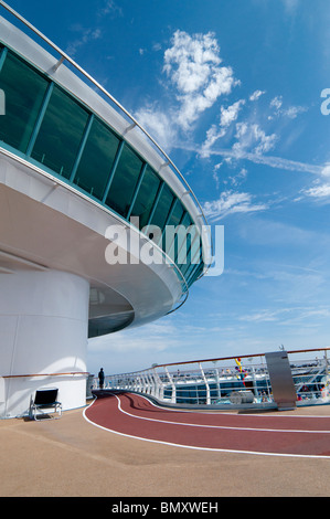 Der Viking Crown Lounge verfolgen laufen und gehen auf die Unabhängigkeit der Meere Cruise Ship. Stockfoto