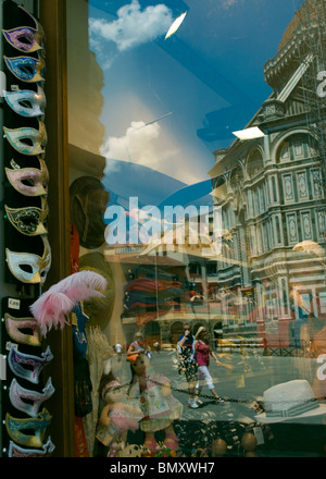 Florenz-Schaufenster mit Dom und Passanten Reflexion Stockfoto