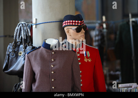 Eine Schaufensterpuppe in militärische Kleidung in der Portobello Road, Kensington & Chelsea, London, W11. Stockfoto