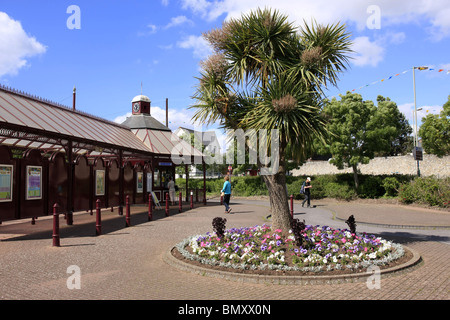 Die Tourist-Information und die viktorianischen Straßenbahnhaltestelle in Seaton Devon England Stockfoto