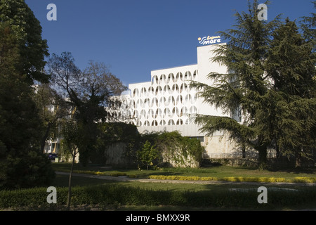 Albena Resort, moderne Architektur zwischen Bäumen, Balkan, Bulgarien, Osteuropa Stockfoto