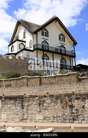 Viktorianische Gebäude auf einer Klippe entlang der Esplanade in Sidmouth Devon England Stockfoto