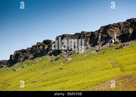 UK, Derbyshire, Peak District, Hathersage, Hallam Moors, Bergsteiger auf Stanage Edge Stockfoto