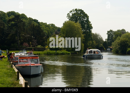 Boote auf dem Fluss Bure am Coltishall, Norfolk Broads, England. Stockfoto