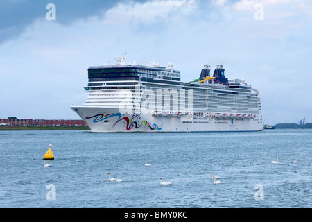 Kreuzfahrtschiff Norwegian Epic von Norwegian Cruise Line NCL Segel auf einer konstituierenden Kreuzfahrt von Rotterdam nach Southampton Stockfoto