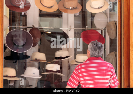 Betrachtet man einen Hut-Display in einem Schaufenster auf Calle Sierpes in Sevilla Andalusien Spanien Europa Stockfoto