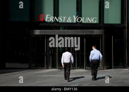 Mehr London ist ein neues Geschäft und Büro Stadtviertel im Zentrum von London. Büros von Ernst & Young. Stockfoto