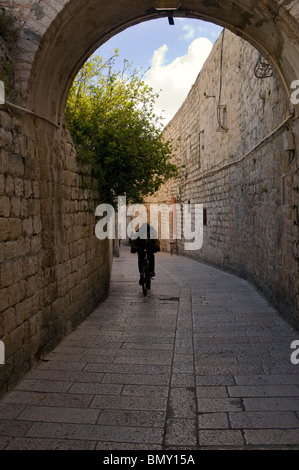 Ein Fahrradfahrer auf der Durchreise St James Street im armenischen Viertel alte Stadt von Ost-Jerusalem Israel Stockfoto