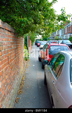 Auf dem Fußweg geparkten Autos sind ein Hindernis für Fußgänger in Oxford. Stockfoto