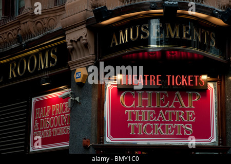 Abendkasse verkaufen billige Theaterkarten, Leicester Square, London, UK Stockfoto