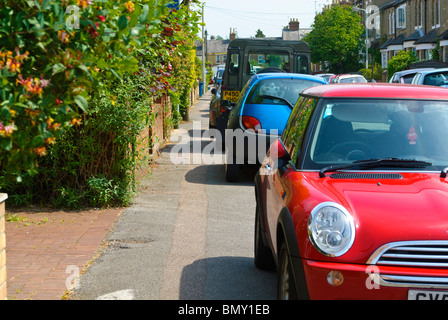 Auf dem Fußweg geparkten Autos sind ein Hindernis für Fußgänger in Oxford. Stockfoto