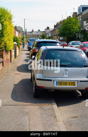 Auf dem Fußweg geparkten Autos sind ein Hindernis für Fußgänger in Oxford. Stockfoto