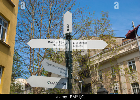 Schild mit anderen böhmischen Straßen und Viertel entlang Skadar Straße Skadarlija Bezirk Belgrad Serbien Mitteleuropa Stockfoto