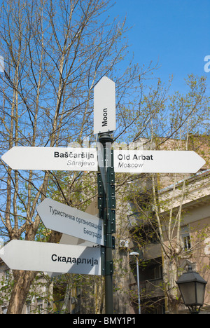 Schild mit anderen böhmischen Straßen und Viertel entlang Skadar Straße Skadarlija Bezirk Belgrad Serbien Mitteleuropa Stockfoto