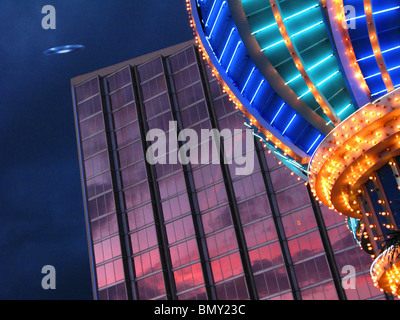 UFO-Sichtung über hotel Stockfoto