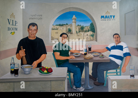 Wandgemälde, die Menschen essen Hummus in Abu Shukri Restaurant in Abu Gosh oder Abu Ghosh Arab-Israelischen gemeinderat in der Nähe von Jerusalem Israel Stockfoto