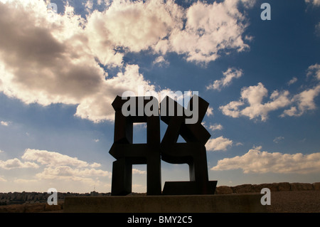 AHAVA (Liebe) Skulptur von Robert Indiana 1977 mit hebräischen Buchstaben bilden das Wort in Billy Rose Skulptur Garten des Israel Museum, Jerusalem Stockfoto