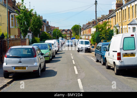 Auf dem Fußweg geparkten Autos sind ein Hindernis für Fußgänger in Oxford. Stockfoto