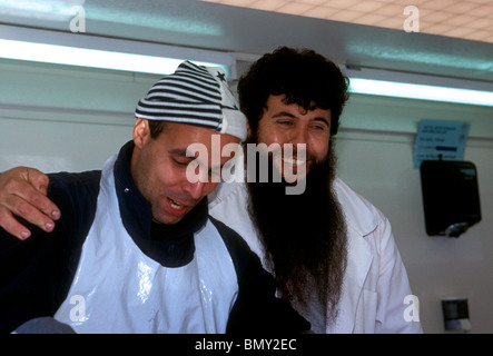 2, zwei muslimische Männer, Einwanderer, Einwanderung, Kreditoren, Gare du Midi, MIDI-Markt, Stadt von Brüssel, Brüssel, Brüssel-Hauptstadt-Region, Belgien, Europa Stockfoto